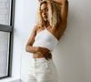 Le jean blanc s'impose comme la pièce incontournable et lumineuse du vestiaire de la saison estivale.