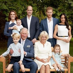 Photo de famille pour les 70 ans du prince Charles, prince de Galles, dans le jardin de Clarence House à Londres, Royaume Uni, le 14 novembre 2018. Le prince de Galles pose en famille avec son épouse Camilla Parker Bowles, duchesse de Cornouailles, et ses fils le prince William, duc de Cambridge, et le prince Harry, duc de Sussex, avec leurs épouses, Catherine (Kate) Middleton, duchesse de Cambridge et Meghan Markle, duchesse de Sussex, et les trois petits-enfants le prince George, la princesse Charlotte et le jeune prince Louis. Backgrid UK/ Bestimage