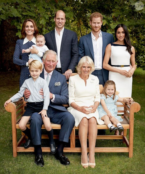 Photo de famille pour les 70 ans du prince Charles, prince de Galles, dans le jardin de Clarence House à Londres, Royaume Uni, le 14 novembre 2018. Le prince de Galles pose en famille avec son épouse Camilla Parker Bowles, duchesse de Cornouailles, et ses fils le prince William, duc de Cambridge, et le prince Harry, duc de Sussex, avec leurs épouses, Catherine (Kate) Middleton, duchesse de Cambridge et Meghan Markle, duchesse de Sussex, et les trois petits-enfants le prince George, la princesse Charlotte et le jeune prince Louis. Backgrid UK/ Bestimage