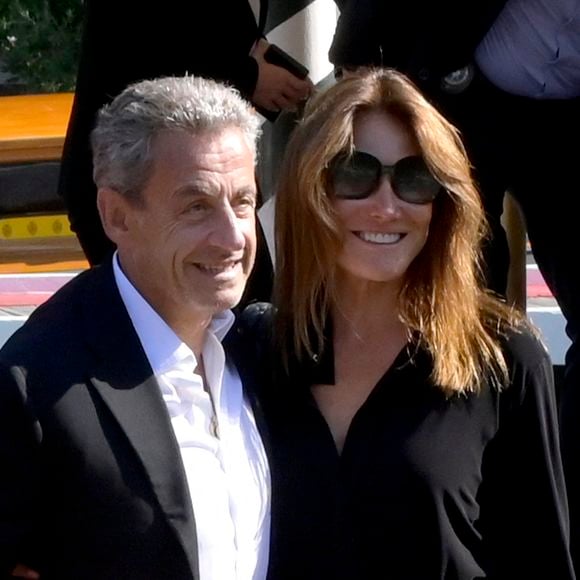 Nicolas Sarkozy et Carla Bruni se sont lancés dans une nouvelle aventure loin de Paris il y a six ans.

L'ancien président français Nicolas Sarkozy et sa femme Carla Bruni-Sarkozy arrivent à l'aéroport de Venise-Marco Polo et prennent un bateau-taxi lors du 80ème festival international du film de Venise, La Mostra, à Venise, Italie.

© Action Press/Bestimage