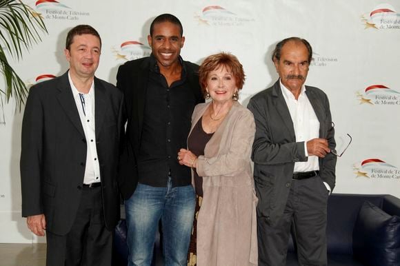 Archives - A Monaco, au Forum Grimaldi, de gauche à droite : Frederic BOURALY, Loup-Denis ELION, Marion GAME et Gerard HERNANDEZ lors du Photocall de la serie SCENES DE MENAGES Lors du 51EME FESTIVAL DE TELEVISION DE MONTE-CARLO 2011 © Christophe Aubert via Bestimage