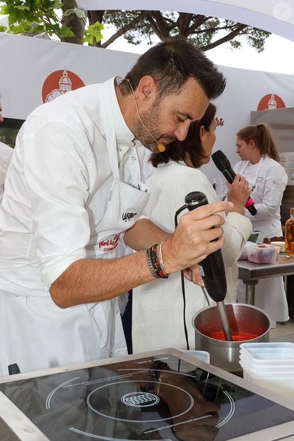 Et cela engloberait l'ensemble de ses activités. Inauguration de la 5e édition, les Chefs et les producteurs se retrouvent sur la place des Lices à Saint-Tropez, le 3 mai 2025. Le chef Cyril Lignac fait une démonstration de Pâtisserie. ©Jean-Marc Lhomer / Bestimage.