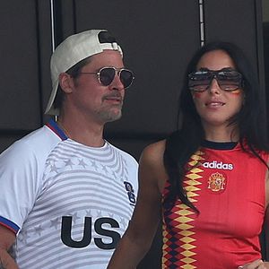 Entre sport et spectacle, la Coupe du monde 2026 s’impose comme un nouvel événement incontournable pour Hollywood.

11 juillet 2026. Brad Pitt, accompagné de sa compagne Ines de Ramon, assiste au quart de finale de la Coupe du Monde de la FIFA opposant l'Espagne à la Belgique au stade de Los Angeles, aux États-Unis.
L'actrice Penélope Cruz et son mari, l'acteur Javier Bardem, assistent au quart de finale de la Coupe du Monde de la FIFA opposant l'Espagne à la Belgique au stade de Los Angeles, aux États-Unis. GOFF  / BESTIMAGE