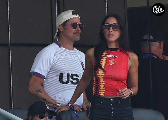 Entre sport et spectacle, la Coupe du monde 2026 s’impose comme un nouvel événement incontournable pour Hollywood.

11 juillet 2026. Brad Pitt, accompagné de sa compagne Ines de Ramon, assiste au quart de finale de la Coupe du Monde de la FIFA opposant l'Espagne à la Belgique au stade de Los Angeles, aux États-Unis.
L'actrice Penélope Cruz et son mari, l'acteur Javier Bardem, assistent au quart de finale de la Coupe du Monde de la FIFA opposant l'Espagne à la Belgique au stade de Los Angeles, aux États-Unis. GOFF  / BESTIMAGE