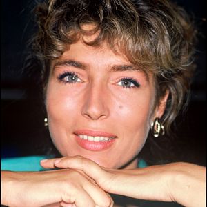 Marie-Ange Nardi pose dans les studios de France 2 à Paris, en 1992 © Agence Bestimage