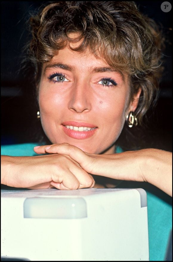 Marie-Ange Nardi pose dans les studios de France 2 à Paris, en 1992 © Agence Bestimage