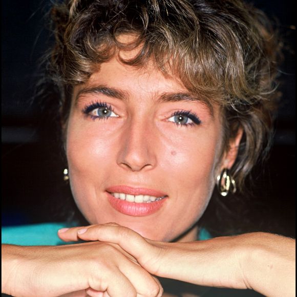Marie-Ange Nardi pose dans les studios de France 2 à Paris, en 1992 © Agence Bestimage