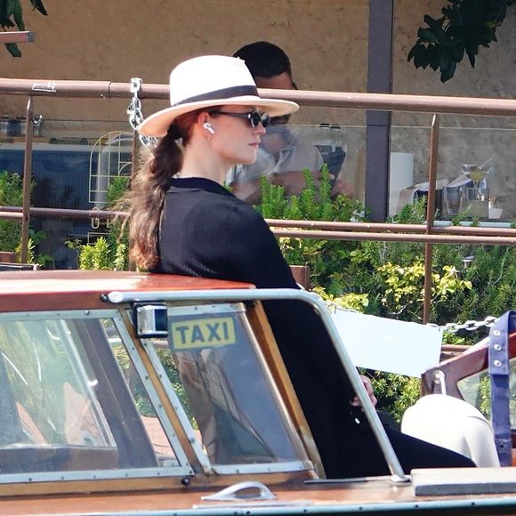 Karlie Kloss arrive à Venise pour assister au mariage de Jeff Bezos et Lauren Sanchez (26 - 28 juin 2025), le 26 juin 2025.Backgrid UK/ Bestimage
