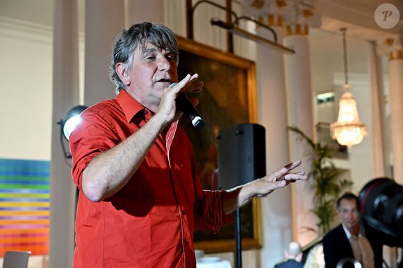Il s'agit de Tex.
Tex, l'animateur TV et humoriste, durant le dîner de Gala caritatif de l'association Enfant Star et Match à l'hôtel Negresco à Nice, le 8 juin 2024. © Bruno Bebert / Bestimage