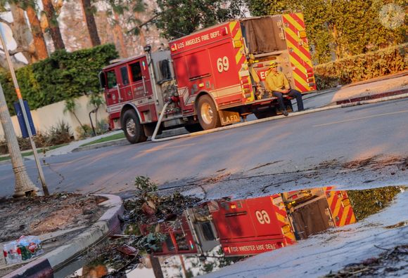 Les pompiers tentent de contrôler les incendies de Los Angeles.