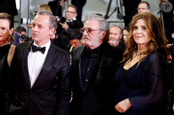 Patrick Mille, Daniel Auteuil, Agnès Jaoui - Montée des marches du film " L'objet du délit " lors du 79ème Festival International du Film de Cannes, le 22 mai 2026. © Jacovides-Moreau / Bestimage