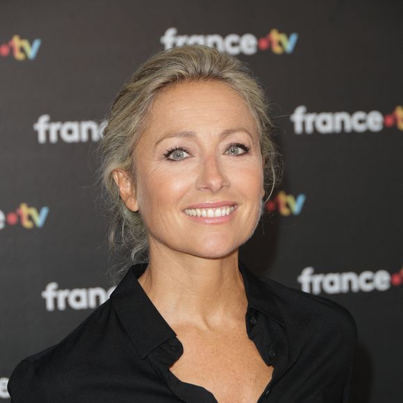 Si elle a affirmé faire sa "gym personnelle", elle a bien voulu en dire davantage à ce sujet : "J’ai fait beaucoup de danse classique, de barre au sol. Avec le temps, je me suis créé mon truc à moi. Ça dure vingt minutes".

Anne-Sophie Lapix au photocall de la conférence de presse de rentrée de France Télévisions à Paris, France, le 4 septembre 2024. © Coadic Guirec/Bestimage