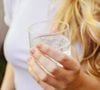 La France fait face à une canicule exceptionnelle avec des températures pouvant atteindre 45°C.

A quelle température consommer son verre d'eau en temps de canicule ?