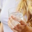 Eau glacée ou à température ambiante : laquelle vraiment privilégier en période de fortes chaleurs ?