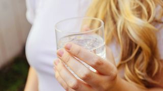 Eau glacée ou à température ambiante : laquelle vraiment privilégier en période de fortes chaleurs ?