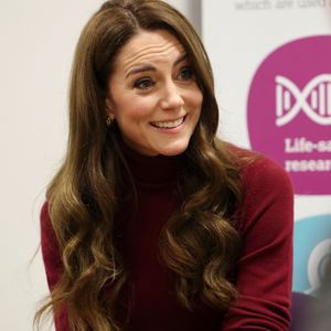 Selon "The Sun", cette boutique spécialisée dans les lunettes de soleil et lunettes de vue, a ouvert ses portes en 2019 et dispose d'une deuxième boutique à Soho. 

Catherine (Kate) Middleton, princesse de Galles à l'hôpital Royal Marsden, où elle a reçu son traitement contre le cancer, à Londres, Royaume-Uni, le 14 janvier 2025. © Chris Jackson/WPA-Pool/Bestimage