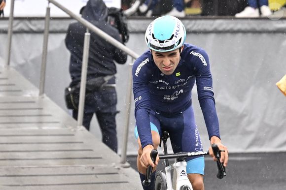 Le Français Lenny Martinez Lenny avant le départ de la course lors de la 2e étape de la 112e édition du Tour de France, le 6 juillet 2025 à Boulogne-sur-Mer. Photo News/Psnewz/Bestimage