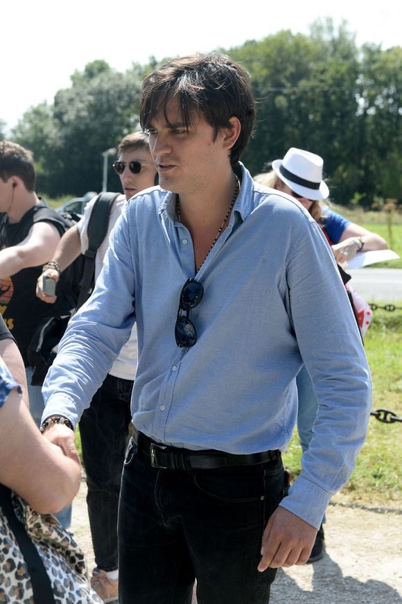 Anthony Delon et son demi-frère Alain-Fabien découvrent les hommages devant les grilles de la propriété de Douchy, quelques heures avant les obsèques de leur père, A.Delon, le 24 août 2024. Photo : Agence / Bestimage