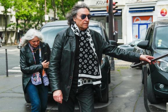 Paul Personne aux arrivées aux obsèques du producteur Humbert Ibach (Mémé Ibach), figure du disque et de la TV des années 70/90, en l’église Notre Dame d’Auteuil à Paris, France, le 12 mai 2025. © Christophe Clovis/Bestimage