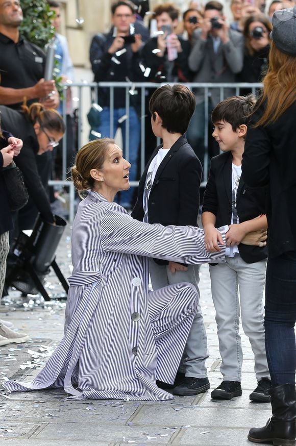 La musicienne était accompagné de son fils aîné, René-Charles, et de ses deux jumeaux, Nelson et Eddy

Céline Dion et ses jumeaux, Eddy et Nelson, ont reçu une pluie de confettis avant de monter dans leur voiture à la sortie de l’hôtel Royal Monceau, à Paris, France, le 10 août 2017. © Agence/Bestimage