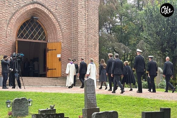 La famille royale norvégienne arrive à la cérémonie commémorative en l'honneur du défunt roi Harald V, à l'église d'Asker. La reine Mette-Marit, épouse du nouveau roi Haakon VIII, est absente pour des raisons de santé. Photo : Julia Wäschenbach/DPA/ABACAPRESS.COM