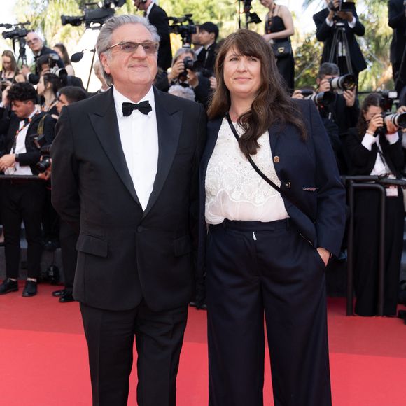 Aude Ambroggi a opté pour des chaussures décontractées des sandales à boucles dorées

Daniel Auteuil et sa femme Aude Ambroggi - Montée des marches de la cérémonie de clôture du 78ème Festival International du Film de Cannes, au Palais des Festivals à Cannes. Le 24 mai 2025
© Olivier Borde/ Bestimage