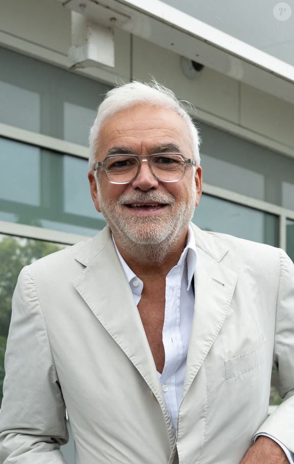 Pascal Praud à la sortie des studios de la chaîne de télévision CNews à Paris, le 2 septembre 2025. © Jonathan Jacob / Bestimage