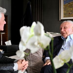 Exclusif - Prix Spécial - No web - Philippe Bouvard, journaliste français, écrivain, homme de radio et de télévision, à son domicile, en interview télé avec le journaliste producteur Cyril Viguier à Cannes, le 27 février 2025. 
Ces derniers secrets, il se confie a Cyril Viguier dans une emission diffusée dans le monde entier.

﻿A 95 ans, Philippe Bouvard a décidé de raccrocher et de prendre sa retraite !
Avant d’interrompre définitivement ses activités, l’animateur des « Grosses têtes », auteur de 69 livres et qui réside à maintenant à Cannes, raconte ses souvenirs à Cyril Viguier, au cours d’un Talk qui sera diffusée le 3 et 6 mai première émission et le 10 et 13 mai deuxième émission  sur TV5 Monde et sur RTL, une radio dont il fut, durant plusieurs décennies, l’animateur fétiche.

De René Cotty au Général de Gaulle, de Mitterrand à Sarkozy en passant par Giscard, qu’il soupçonne de « lui avoir coller un contrôle fiscal ! », Bouvard dévoile ses derniers secrets et raconte ses rencontres savoureuses avec tous les Présidents.

D’une République à l’autre, il raconte aussi à Cyril Viguier ses anecdotes drôles et inédites, souvent caustiques, parfois rugueuses, avec les grandes Icônes Françaises: Bardot, Delon, Aznavour etc…

© Bruno Bebert/Bestimage