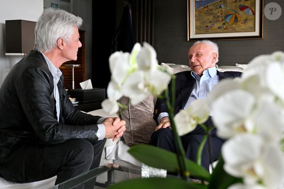 Exclusif - Prix Spécial - No web - Philippe Bouvard, journaliste français, écrivain, homme de radio et de télévision, à son domicile, en interview télé avec le journaliste producteur Cyril Viguier à Cannes, le 27 février 2025. 
Ces derniers secrets, il se confie a Cyril Viguier dans une emission diffusée dans le monde entier.

﻿A 95 ans, Philippe Bouvard a décidé de raccrocher et de prendre sa retraite !
Avant d’interrompre définitivement ses activités, l’animateur des « Grosses têtes », auteur de 69 livres et qui réside à maintenant à Cannes, raconte ses souvenirs à Cyril Viguier, au cours d’un Talk qui sera diffusée le 3 et 6 mai première émission et le 10 et 13 mai deuxième émission  sur TV5 Monde et sur RTL, une radio dont il fut, durant plusieurs décennies, l’animateur fétiche.

De René Cotty au Général de Gaulle, de Mitterrand à Sarkozy en passant par Giscard, qu’il soupçonne de « lui avoir coller un contrôle fiscal ! », Bouvard dévoile ses derniers secrets et raconte ses rencontres savoureuses avec tous les Présidents.

D’une République à l’autre, il raconte aussi à Cyril Viguier ses anecdotes drôles et inédites, souvent caustiques, parfois rugueuses, avec les grandes Icônes Françaises: Bardot, Delon, Aznavour etc…

© Bruno Bebert/Bestimage