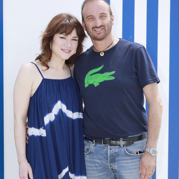 Emilie Dequenne et son mari Michel Ferracci - Photocall lors du 36ème festival du film de Cabourg, France, le 18 juin 2022. ©  Christophe Aubert/Bestimage