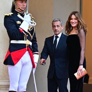 Nicolas Sarkozy et sa femme Carla Bruni (robe Ralph Lauren)  - Arrivées des personnalités au dîner d’État en l’honneur du président brésilien et de sa femme au palais présidentiel de l’Élysée à Paris le 5 juin 2025.
© Christian Liewig / Bestimage