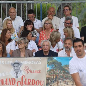 Exclusif - Michel Sardou remet le trophée au vainqueur - Michel Sardou rend hommage à son père en famille lors du premier trophée de pétanque "Fernand Sardou" à Bormes-les-Mimosas le 29 mai 2026. 

© Franz Chavaroche / Bestimage