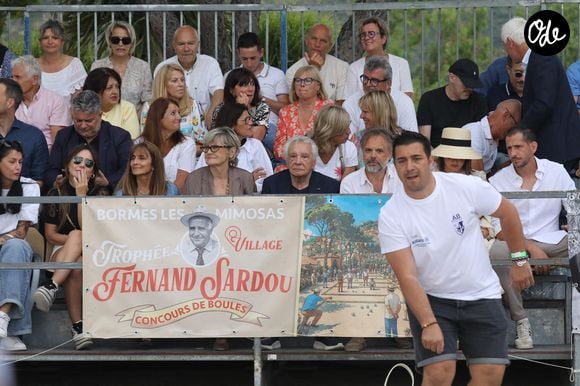 Exclusif - Michel Sardou remet le trophée au vainqueur - Michel Sardou rend hommage à son père en famille lors du premier trophée de pétanque "Fernand Sardou" à Bormes-les-Mimosas le 29 mai 2026. 

© Franz Chavaroche / Bestimage
