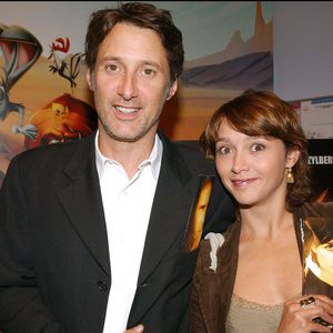 L'acteur et réalisateur français Antoine de Caunes et sa fille, l'actrice française Emma de Caunes, assistent à la première du film du réalisateur Laurent Benegui, *Qui perd gagne*, à Paris (France), le 22 juin 2004. Photo de Bruno Klein/ABACA.