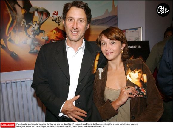 L'acteur et réalisateur français Antoine de Caunes et sa fille, l'actrice française Emma de Caunes, assistent à la première du film du réalisateur Laurent Benegui, *Qui perd gagne*, à Paris (France), le 22 juin 2004. Photo de Bruno Klein/ABACA.