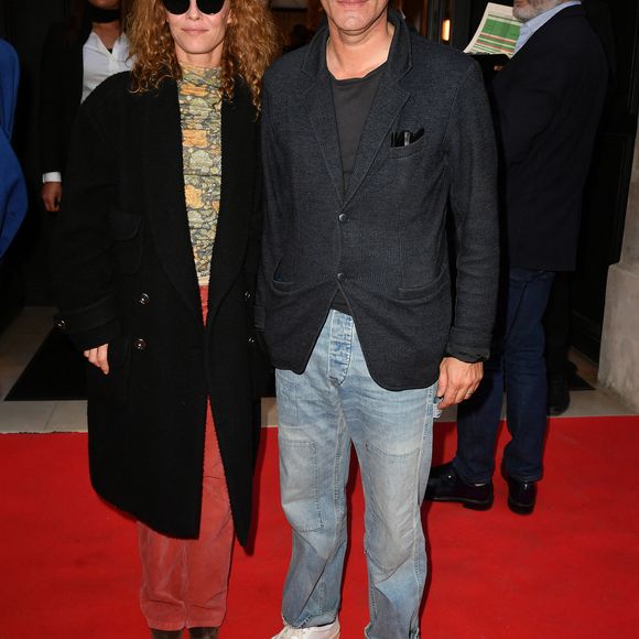 Vanessa Paradis et son mari Samuel Benchetrit lors de l'anniversaire (trois ans) de l'hôtel Les Jardins du Faubourg à Paris le 9 juin 2022.
Les Jardins du Faubourg, hôtel 5 du groupe Rouleau Guichard, a fêté son troisième anniversaire lors d’une soirée somptueuse.
 Autour de Jennifer.Boccara, Directeur Général de l’hôtel, et d’Olivier.Rouleau, propriétaire, de nombreuses personnalités sont venues souffler les 3 bougies 
Avec 32 chambres et 4 suites, l’hôtel donne sur une cour intérieure végétalisée et possède une magnifique terrasse de plus de 100 m2.
Le restaurant des Jardins du Faubourg, “Le Faubourg”, propose une cuisine mêlant produits frais, de saison, de grande qualité avec une cuisine généreuse et contemporaine. Cette adresse inédite et pleine d’audace, fait le bonheur de tous les clients.
Le bar, “The Confidentiel”, écrin chaleureux, élégant et intimiste, aux lumières tamisées le soir venu, propose une collection de cocktails originale et savoureuse.
Les Jardins du Faubourg propose également un Spa d’exception de plus de 400 m2 avec une carte de soins unique signée Shiseido, une piscine intérieure aux dimensions exceptionnelles avec hammam et sauna, ainsi qu’une salle de fitness avec du matériel dernière génération, du coaching personnalisé et des cours de yoga.
Le spa et son équipe proposent des rituels exceptionnels Shiseido conçus pour faire vivre aux clients une expérience unique. 

© Veeren / Bestimage
