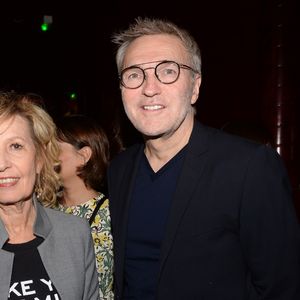 En effet, attaqué par Catherine Barma, il doit lui verser 1,5 million d'euros.

Exclusif - Catherine Barma et Laurent Ruquier (parrain) - Prix littéraire Grands Destins du Parisien Week-End au Buddha Bar à Paris, France, le 17 octobre 2018.  © Rachid Bellak/Bestimage