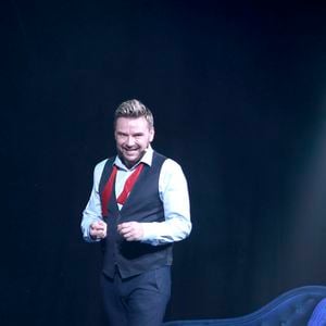 Mais à la surprise générale, l'intéressé a été démasqué ! Ce lundi 19 mai 2025, Jeanfi Janssens été de retour dans les locaux de RTL... Et son visage rayonnant en a intrigué plus d'un. Manifestement, il a dernièrement fait une très jolie rencontre.

150ème du spectacle "Tombé du ciel" de Jeanfi Janssens à la Comédie des Champs Elysées à Paris le 13 février 2025. © Cédric Perrin / Bestimage