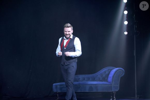 Mais à la surprise générale, l'intéressé a été démasqué ! Ce lundi 19 mai 2025, Jeanfi Janssens été de retour dans les locaux de RTL... Et son visage rayonnant en a intrigué plus d'un. Manifestement, il a dernièrement fait une très jolie rencontre.

150ème du spectacle "Tombé du ciel" de Jeanfi Janssens à la Comédie des Champs Elysées à Paris le 13 février 2025. © Cédric Perrin / Bestimage