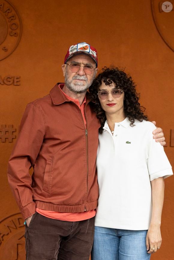 Eric Cantona et Rachida Brakni au village lors des Internationaux de France de Tennis de Roland Garros 2025, à Paris, France, le 7 juin 2025. © Cyril Moreau/Bestimage