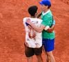 Le jeune Espagnol vient de remporter son deuxième trophée à Roland-Garros face à Jannik Sinner
Jannik Sinner et Carlos Alcaraz célèbrent après Roland Garros 2025 - Finale hommes à Roland Garros le 8 juin 2025 à Paris, France. Photo par Sandra Ruhaut/Icon Sport/ABACAPRESS.COM