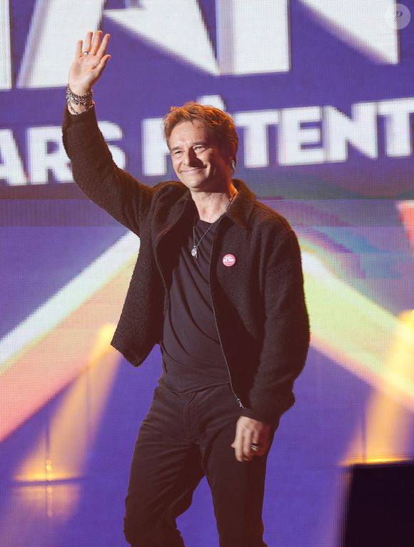 Exclusif - David Hallyday lors du concert du gala de Noël de l'association Tout le monde contre le cancer fête ses 20 ans diffusé le 24 décembre sur M6 à l'Adidas Aren Porte de la Chapelle à Paris, France, le 4 décembre 2025. © Coadic Guirec/Bestimage