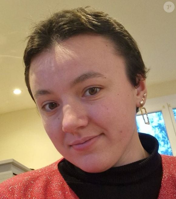 "Pour moi, je ne pense pas qu'il y a un lien. Moi c'est mon ressenti, après lui je ne sais pas mais maintenant on est tranquilles chacun de notre côté", a ajouté l'ancienne candidate qui n'aurait depuis pas échangé avec Karine Le Marchand, l'animatrice phare de l'émission.

Flavie ex-candidate de l'amour est dans le pré immortalisée sur Instagram (Capture d'écran).