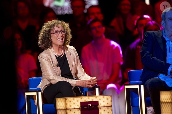Exclusif - Mireille Dumas lors de l'enregistrement de l'émission "La Boîte à secrets", présentée par F.Bollaert et diffusée le 26 septembre 2025 sur France 3, dans les studios du Lendit à Saint-Denis, Seine Saint-Denis, France, le 8 septembre 2025. © Pierre Perusseau/Bestimage