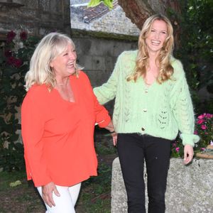Entourée de ses filles Julia, Johanna et Clara Piaton qui portaient toutes un béret bleu pour l'occasion mais aussi de sa soeur Marie-Cléophée, l'actrice de 70 ans est apparue le visage marqué.

Charlotte de Turckheim et sa fille Johanna Piaton de Turckheim - Photocall du film "Mince alors 2 : La rechute" lors du 14ème Festival du Film Francophone d'Angoulême. Le 25 août 2021© Coadic Guirec / Bestimage