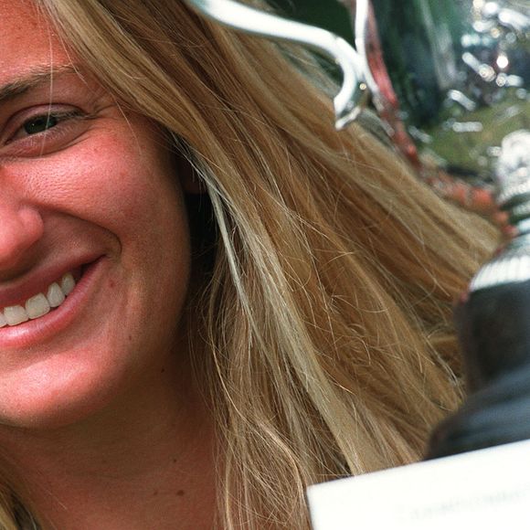 © Lionel Hahn/ABACA. Paris, 10/6/2000. Mary Pierce pose pour les photographes lors d'un photocall après son titre à Roland Garros.