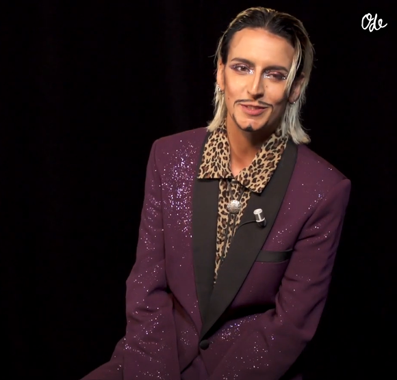 Lou Sirkis. Image extraite de la chaîne Pluriel sur YouTube
