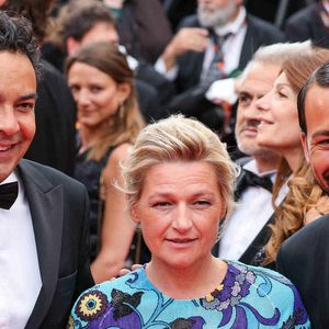 Le journaliste français Patrick Cohen, la journaliste française Anne-Elisabeth Lemoine et le journaliste français Bertrand Chameroy arrivent pour la projection du film "Killers of the Flower Moon" lors de la 76e édition du Festival de Cannes à Cannes, dans le sud de la France, le 20 mai 2023. Photo by Shootpix/ABACAPRESS.COM