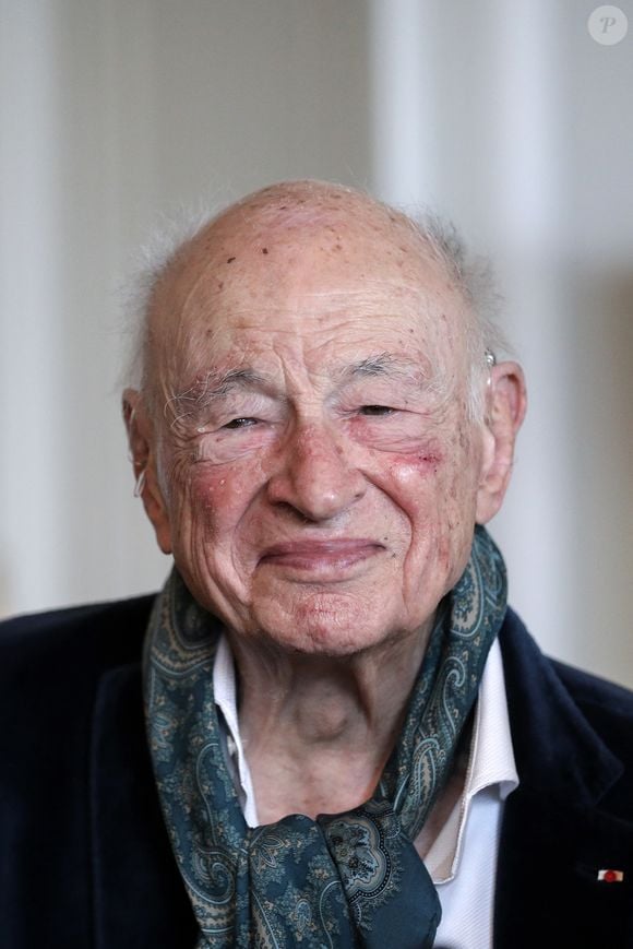 La maire de Paris reçoit le sociologue et philosophe, Edgar Morin pour ses cent ans à la mairie de Paris, France, le 9 juillet 2021. 

Photo par Stéphane Lemouton/Bestimage