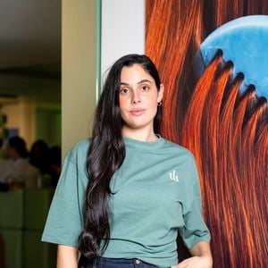 Désormais épouse d'un joueur international et maman comblée, la jeune femme investit avec ambition un tout nouveau secteur d'activité.
Exclusif - Coralie Kamara Porrovecchio lors du lancement de sa gamme de soins cheveux "Yuumae", à Paris, le 6 décembre 2025.
© Pierre Perusseau/Bestimage
